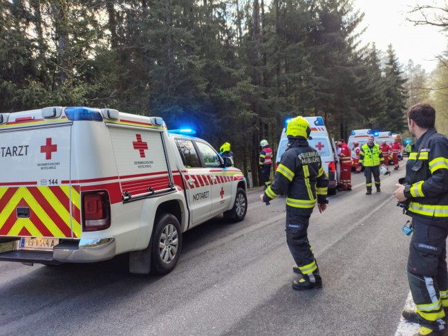 Auto nach schwerem Verkehrsunfall auf Nibelungenstra�e bei Haibach ob der Donau im Bachbett gelandet