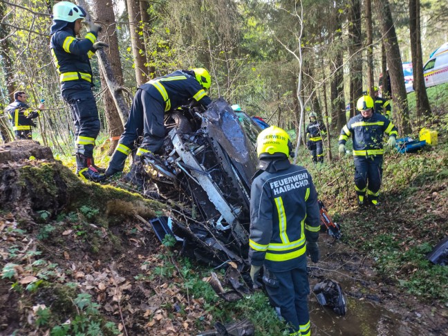 Auto nach schwerem Verkehrsunfall auf Nibelungenstra�e bei Haibach ob der Donau im Bachbett gelandet