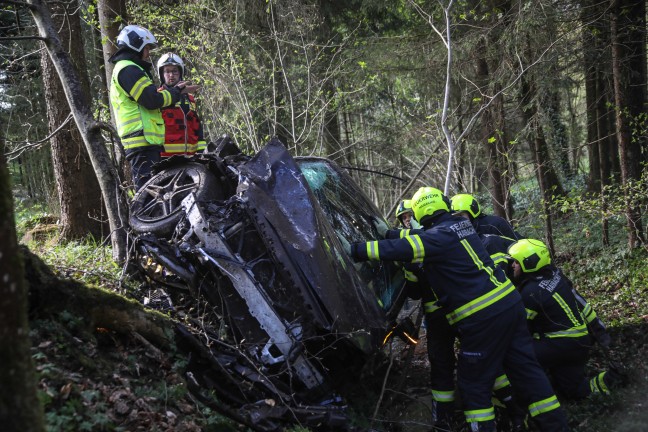 Auto nach schwerem Verkehrsunfall auf Nibelungenstra�e bei Haibach ob der Donau im Bachbett gelandet