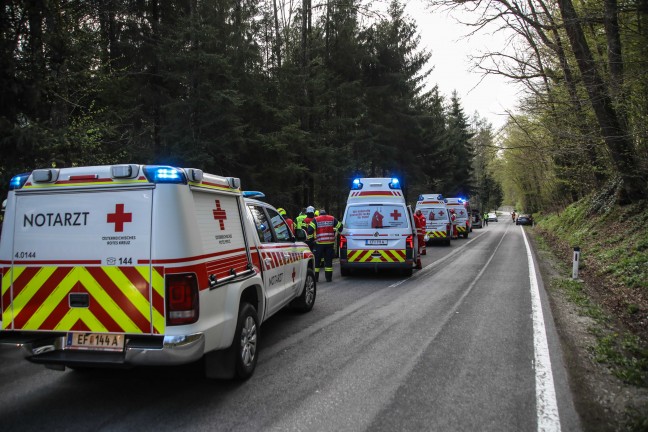 Auto nach schwerem Verkehrsunfall auf Nibelungenstra�e bei Haibach ob der Donau im Bachbett gelandet