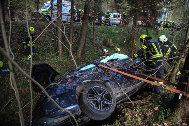 Auto nach schwerem Verkehrsunfall auf Nibelungenstra�e bei Haibach ob der Donau im Bachbett gelandet