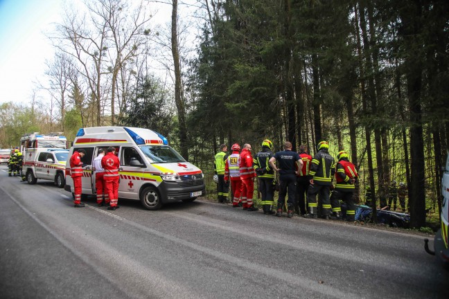 Auto nach schwerem Verkehrsunfall auf Nibelungenstra�e bei Haibach ob der Donau im Bachbett gelandet