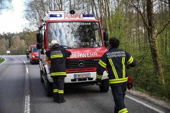 Auto nach schwerem Verkehrsunfall auf Nibelungenstra�e bei Haibach ob der Donau im Bachbett gelandet