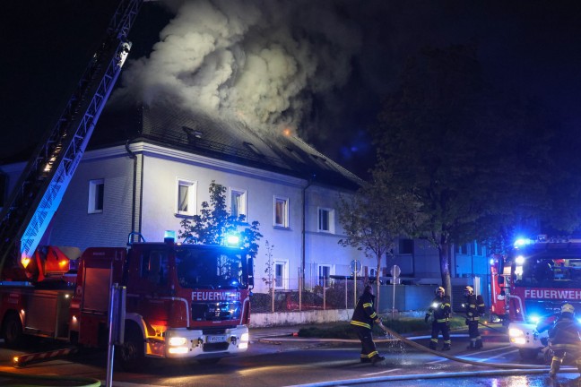 F�nf Feuerwehren bei Dachstuhlbrand bei einem Doppelhaus in Wels-Innenstadt im Einsatz