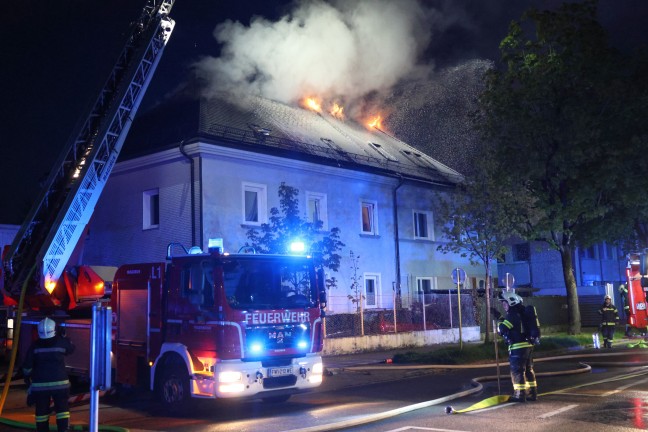 F�nf Feuerwehren bei Dachstuhlbrand bei einem Doppelhaus in Wels-Innenstadt im Einsatz