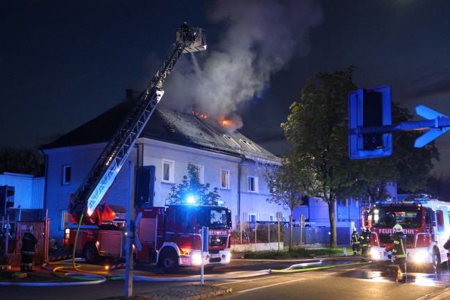 F�nf Feuerwehren bei Dachstuhlbrand bei einem Doppelhaus in Wels-Innenstadt im Einsatz
