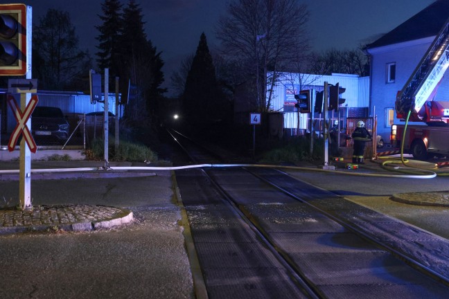 F�nf Feuerwehren bei Dachstuhlbrand bei einem Doppelhaus in Wels-Innenstadt im Einsatz