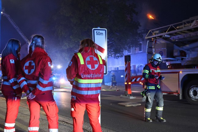 F�nf Feuerwehren bei Dachstuhlbrand bei einem Doppelhaus in Wels-Innenstadt im Einsatz