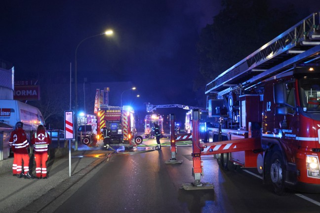 F�nf Feuerwehren bei Dachstuhlbrand bei einem Doppelhaus in Wels-Innenstadt im Einsatz