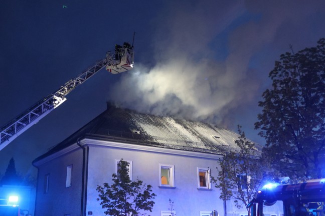 F�nf Feuerwehren bei Dachstuhlbrand bei einem Doppelhaus in Wels-Innenstadt im Einsatz