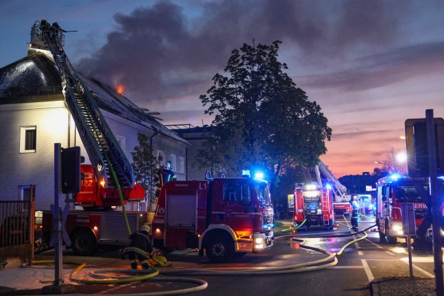 F�nf Feuerwehren bei Dachstuhlbrand bei einem Doppelhaus in Wels-Innenstadt im Einsatz