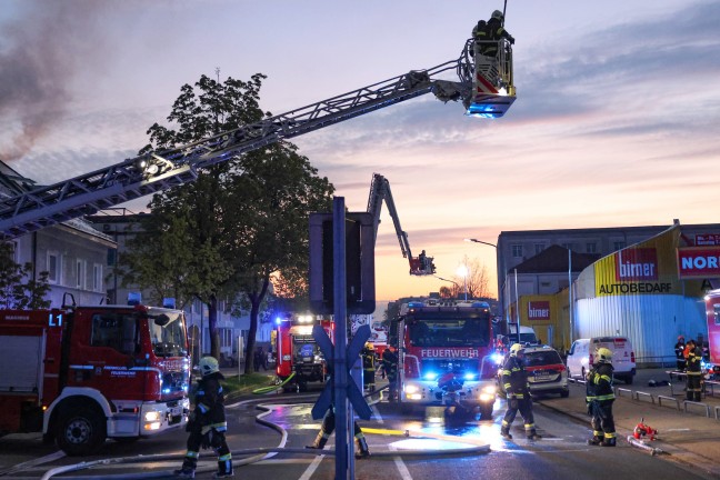 F�nf Feuerwehren bei Dachstuhlbrand bei einem Doppelhaus in Wels-Innenstadt im Einsatz