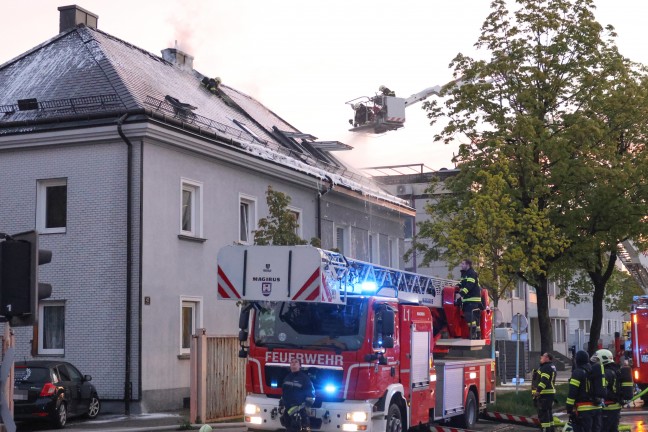 F�nf Feuerwehren bei Dachstuhlbrand bei einem Doppelhaus in Wels-Innenstadt im Einsatz