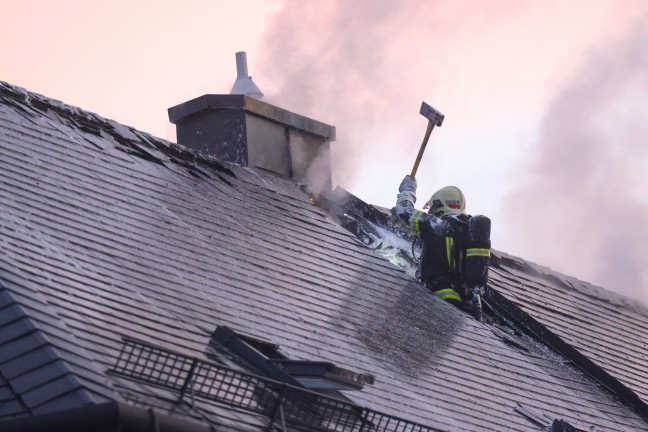 F�nf Feuerwehren bei Dachstuhlbrand bei einem Doppelhaus in Wels-Innenstadt im Einsatz