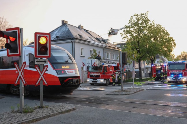 F�nf Feuerwehren bei Dachstuhlbrand bei einem Doppelhaus in Wels-Innenstadt im Einsatz