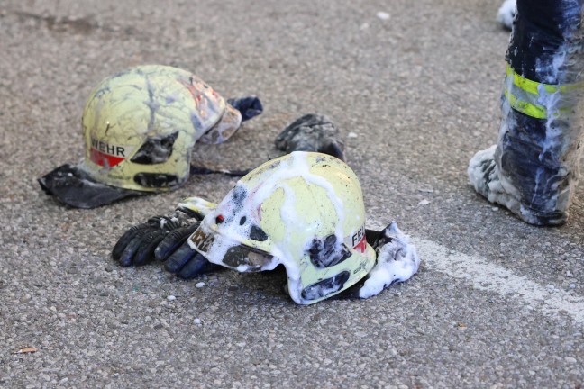 F�nf Feuerwehren bei Dachstuhlbrand bei einem Doppelhaus in Wels-Innenstadt im Einsatz