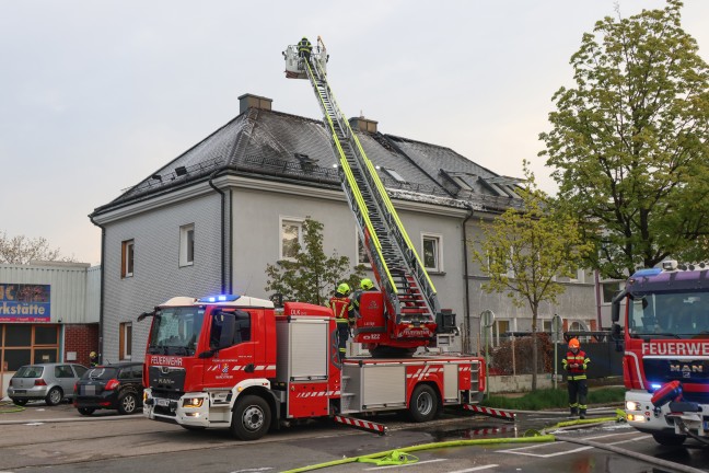 F�nf Feuerwehren bei Dachstuhlbrand bei einem Doppelhaus in Wels-Innenstadt im Einsatz
