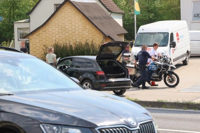 Motorradlenker bei Kollision mit PKW bei Tankstellenzufahrt in Ottensheim schwer verletzt