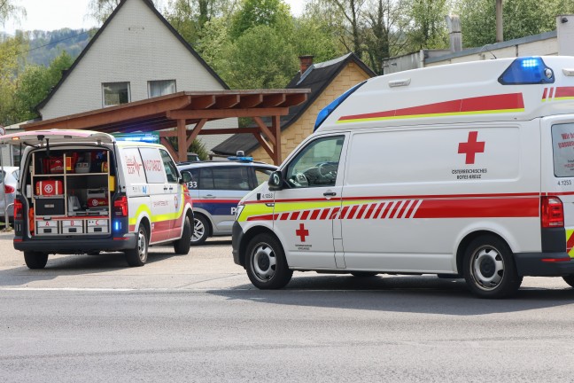 Motorradlenker bei Kollision mit PKW bei Tankstellenzufahrt in Ottensheim schwer verletzt