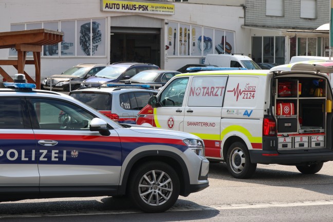Motorradlenker bei Kollision mit PKW bei Tankstellenzufahrt in Ottensheim schwer verletzt