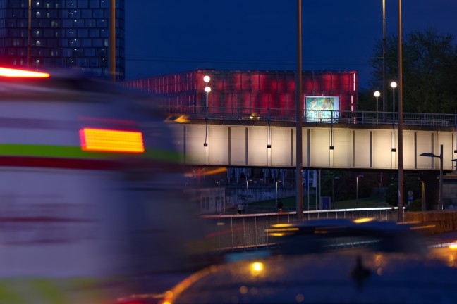 T�dlicher Verkehrsunfall: Fu�g�nger auf Nibelungenbr�cke in Linz von LKW erfasst