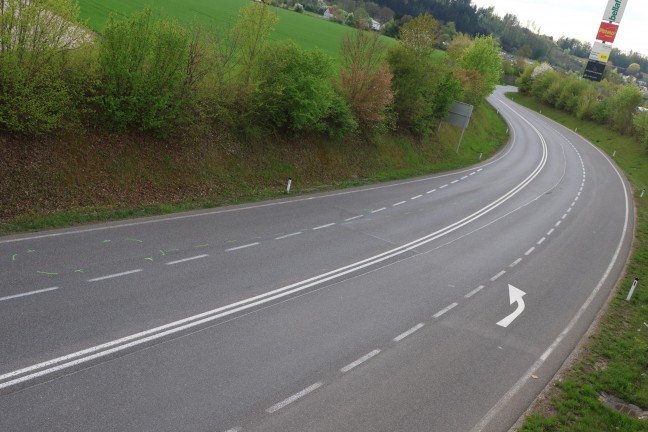 Streifkollision zwischen PKW und LKW-Zugmaschine auf Steyrer Stra�e bei Dietach endet glimpflich
