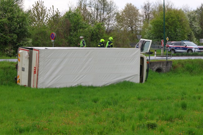 LKW umgest�rzt: Schwerfahrzeug bei Unfall in Wei�kirchen an der Traun �ber B�schung gest�rzt