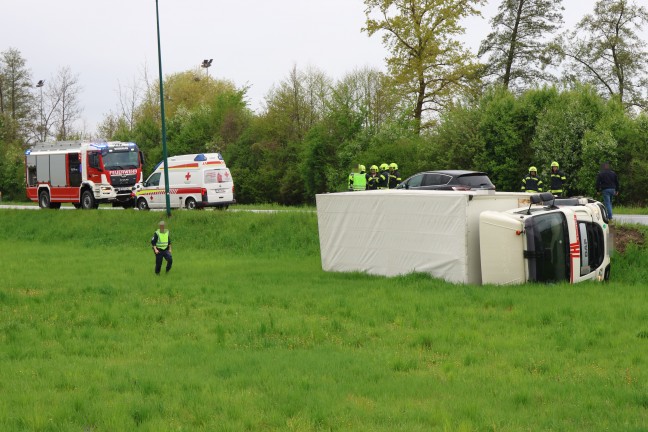 LKW umgest�rzt: Schwerfahrzeug bei Unfall in Wei�kirchen an der Traun �ber B�schung gest�rzt