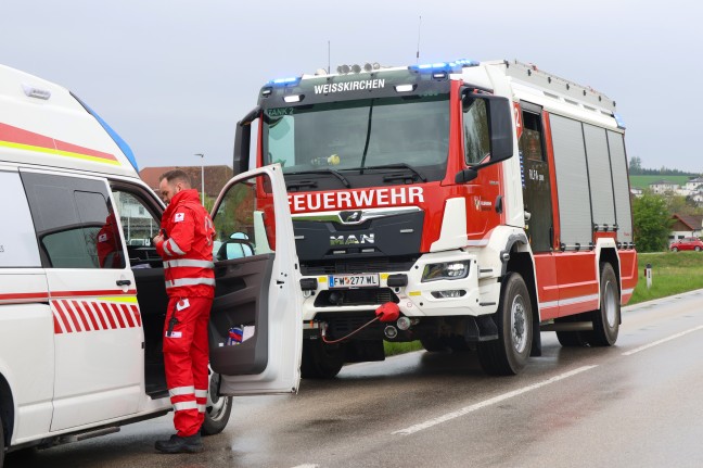 LKW umgest�rzt: Schwerfahrzeug bei Unfall in Wei�kirchen an der Traun �ber B�schung gest�rzt