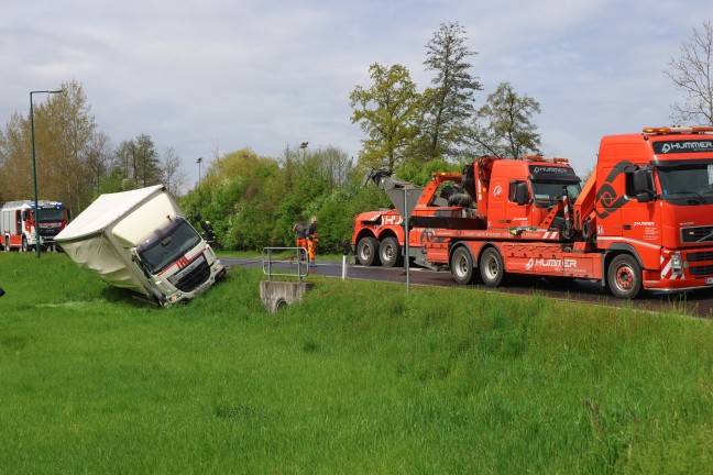 LKW umgest�rzt: Schwerfahrzeug bei Unfall in Wei�kirchen an der Traun �ber B�schung gest�rzt