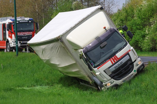 LKW umgest�rzt: Schwerfahrzeug bei Unfall in Wei�kirchen an der Traun �ber B�schung gest�rzt