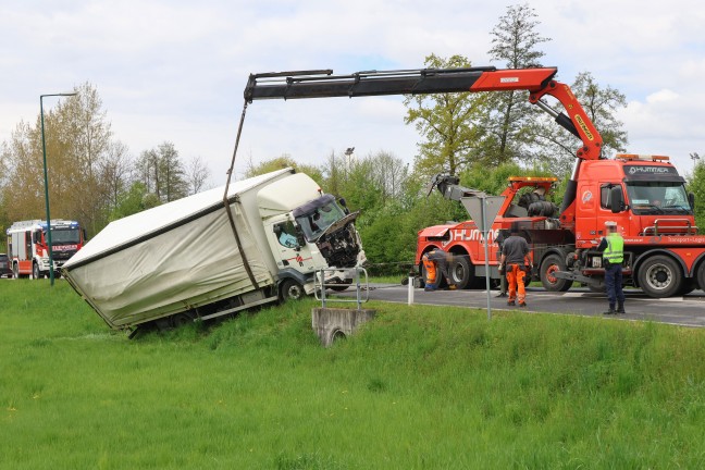 LKW umgest�rzt: Schwerfahrzeug bei Unfall in Wei�kirchen an der Traun �ber B�schung gest�rzt