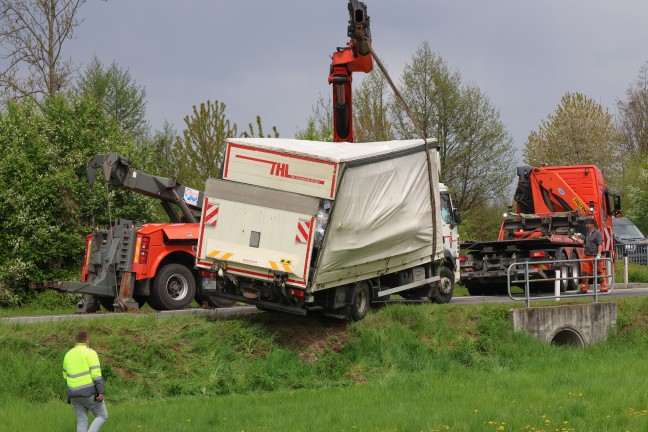 LKW umgest�rzt: Schwerfahrzeug bei Unfall in Wei�kirchen an der Traun �ber B�schung gest�rzt