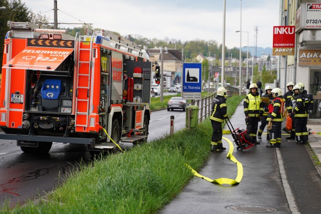 Angebranntes Abendessen: Drei Feuerwehren in einem Mehrparteienwohnhaus in Leonding im Einsatz