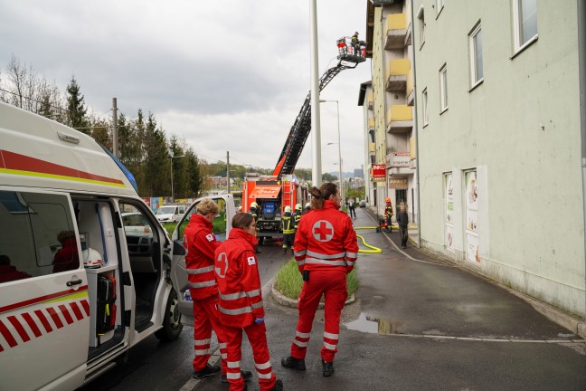Angebranntes Abendessen: Drei Feuerwehren in einem Mehrparteienwohnhaus in Leonding im Einsatz