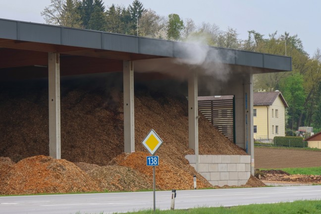 Brandverdacht: Dampfentwicklung bei einem Biomasseheizwerk in Thalheim bei Wels