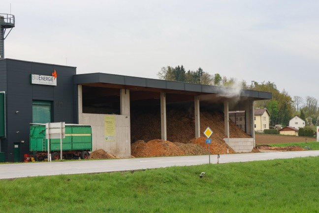 Brandverdacht: Dampfentwicklung bei einem Biomasseheizwerk in Thalheim bei Wels