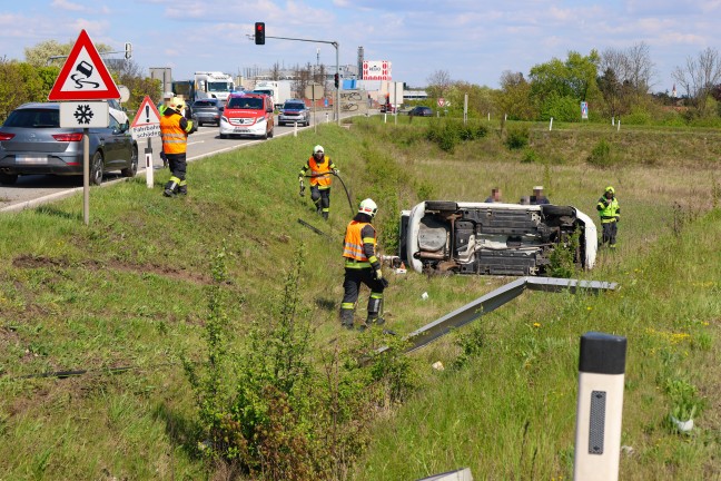 Auto nach Crash gegen Verkehrsschild auf Wiener Stra�e bei Marchtrenk �ber B�schung �berschlagen
