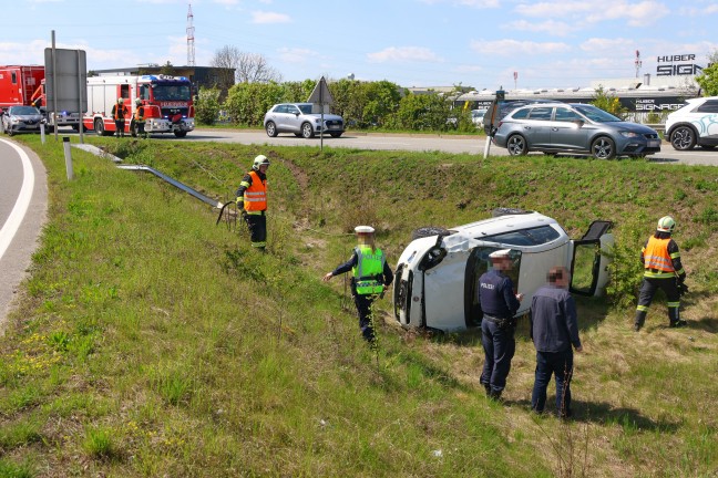 Auto nach Crash gegen Verkehrsschild auf Wiener Stra�e bei Marchtrenk �ber B�schung �berschlagen