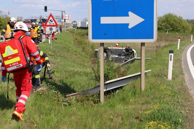 Auto nach Crash gegen Verkehrsschild auf Wiener Stra�e bei Marchtrenk �ber B�schung �berschlagen
