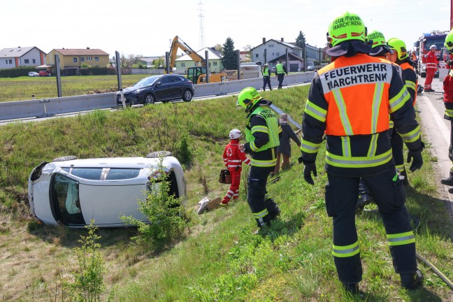 Auto nach Crash gegen Verkehrsschild auf Wiener Stra�e bei Marchtrenk �ber B�schung �berschlagen