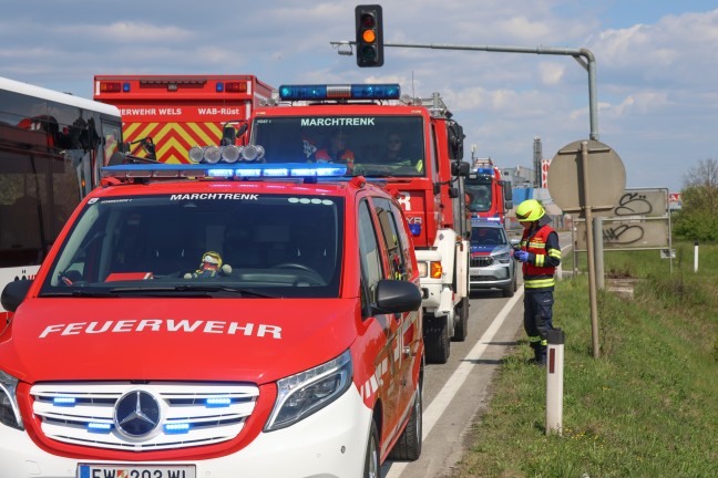 Auto nach Crash gegen Verkehrsschild auf Wiener Stra�e bei Marchtrenk �ber B�schung �berschlagen