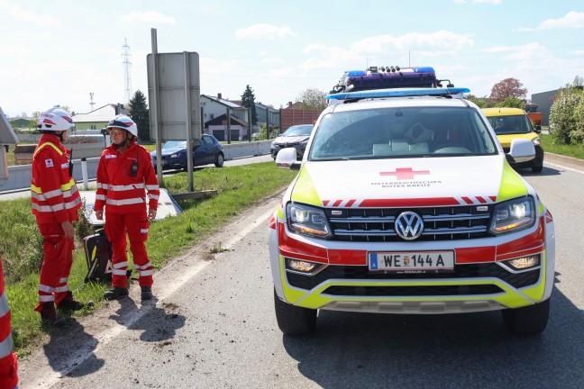 Auto nach Crash gegen Verkehrsschild auf Wiener Stra�e bei Marchtrenk �ber B�schung �berschlagen