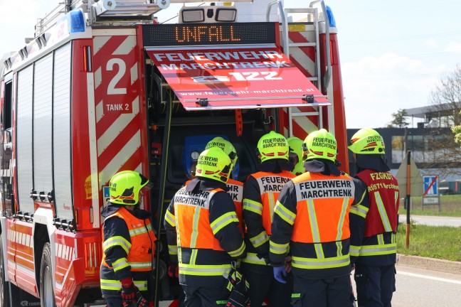 Auto nach Crash gegen Verkehrsschild auf Wiener Stra�e bei Marchtrenk �ber B�schung �berschlagen