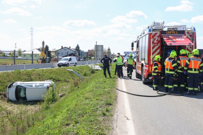 Auto nach Crash gegen Verkehrsschild auf Wiener Stra�e bei Marchtrenk �ber B�schung �berschlagen