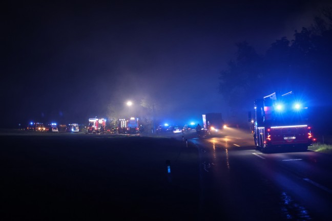 Drei Feuerwehren bei Brand einer Heulager-Zelthalle bei einem Bauernhof in Leonding im Einsatz