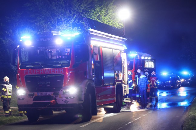 Drei Feuerwehren bei Brand einer Heulager-Zelthalle bei einem Bauernhof in Leonding im Einsatz