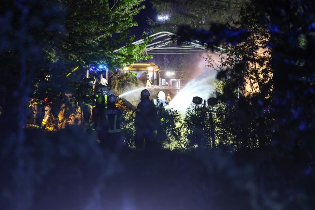 Drei Feuerwehren bei Brand einer Heulager-Zelthalle bei einem Bauernhof in Leonding im Einsatz