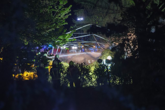 Drei Feuerwehren bei Brand einer Heulager-Zelthalle bei einem Bauernhof in Leonding im Einsatz