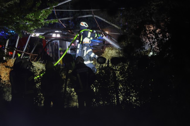 Drei Feuerwehren bei Brand einer Heulager-Zelthalle bei einem Bauernhof in Leonding im Einsatz